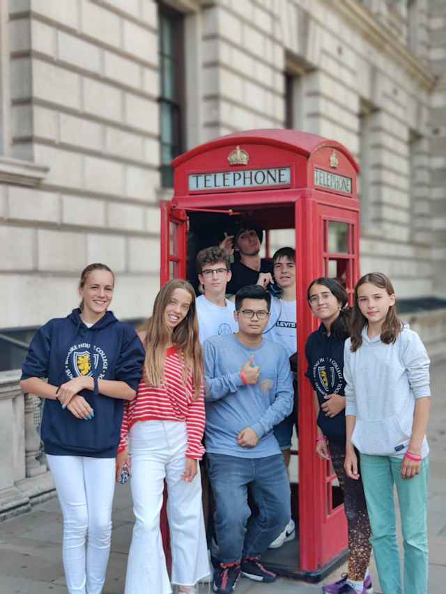 Brooke House Summer School - Schüler in echter britischer Telefonzelle Brooke House Summer School - Schüler in echter britischer Telefonzelle