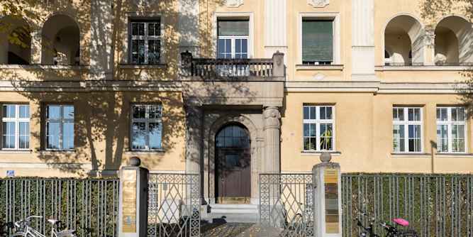 Stanford & Ackel Büro Gebäude und Eingang zu Stanford & Ackel's Büroräumen in der Widenmayerstr. 49 in 80538 München, Deutschland.