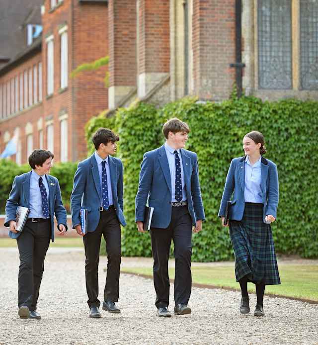 Gresham-s School - SchülerInnen in Schuluniform laufen zum Unterricht Gresham-s School - SchülerInnen in Schuluniform laufen zum Unterricht