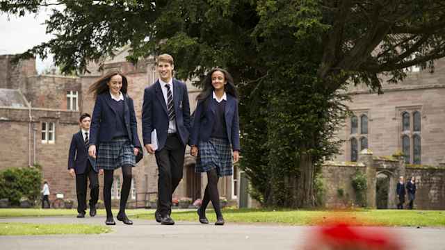 strathallan-school-schülergruppe-schuluniform strathallan-school-schülergruppe-schuluniform