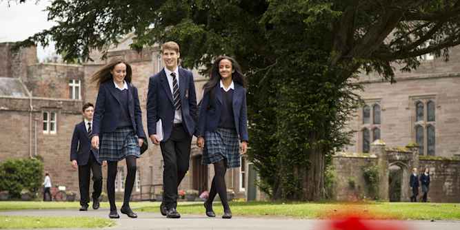 strathallan-school-schülergruppe-schuluniform strathallan-school-schülergruppe-schuluniform