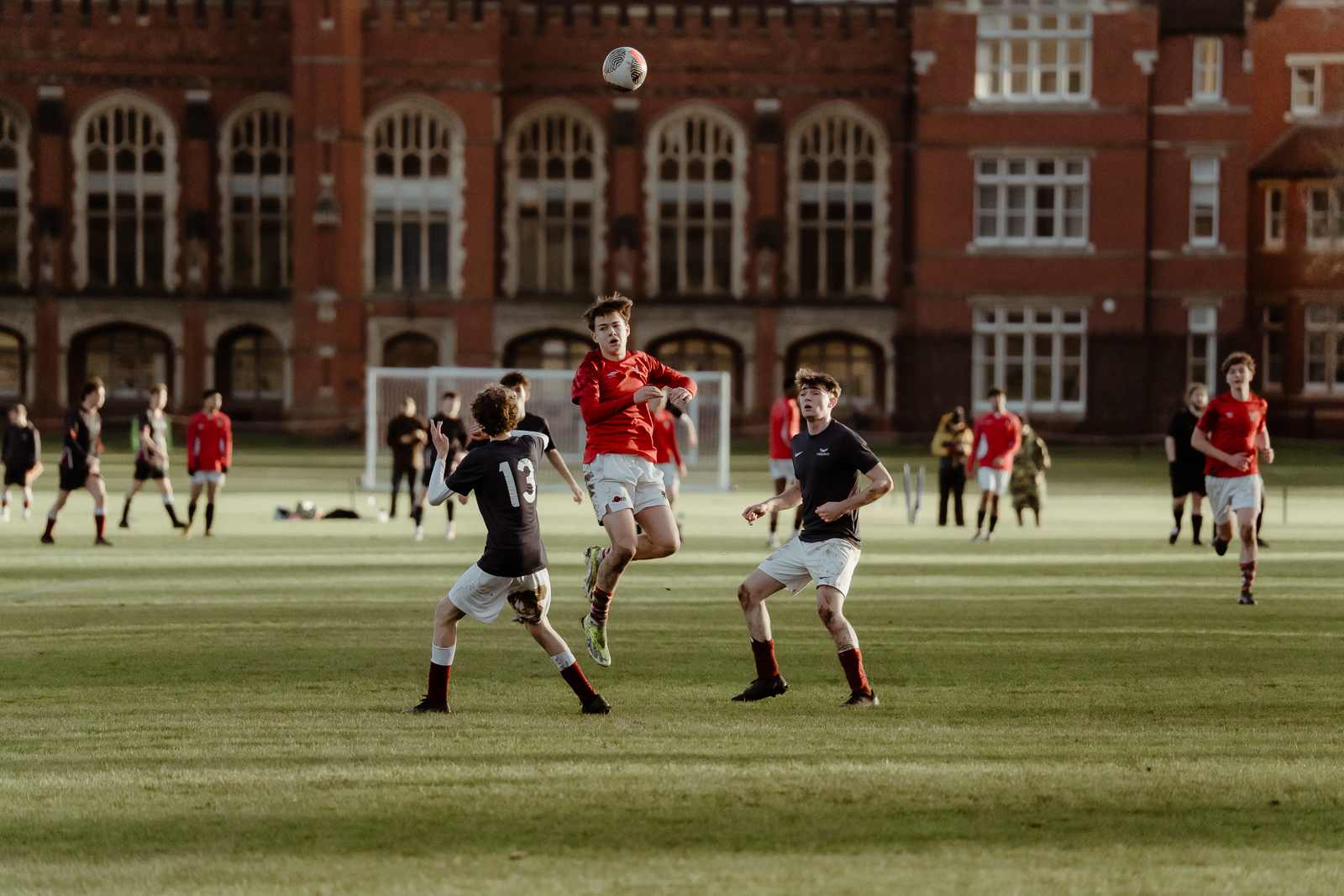 Bedford School - Kopfballspiel während eines Fußballspiels