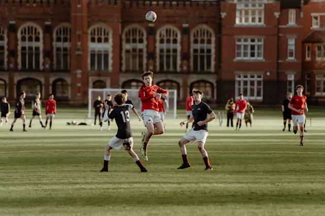 Bedford School - Kopfballspiel während eines Fußballspiels Bedford School - Kopfballspiel während eines Fußballspiels
