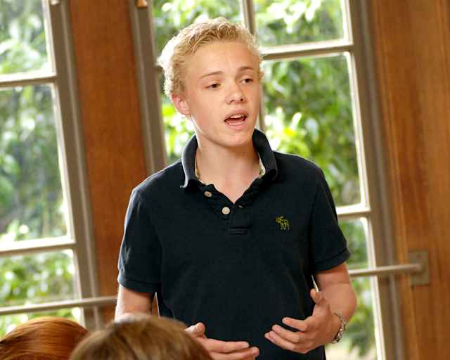 issos-summer-school-schüler-trägt-im-unterricht-vor issos-summer-school-schüler-trägt-im-unterricht-vor