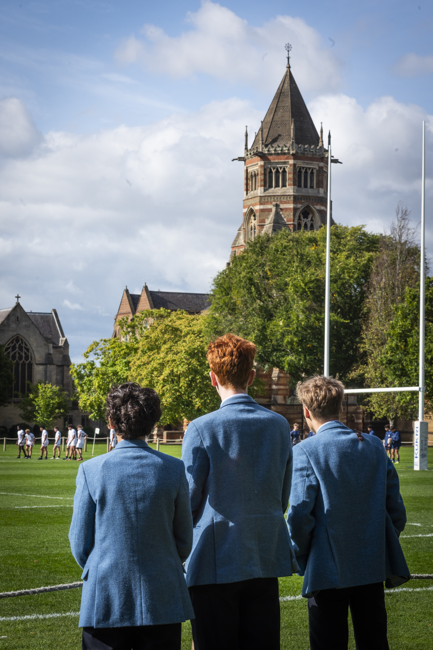 Rugby School - Schüler schauen bei einem Rugby Match zu