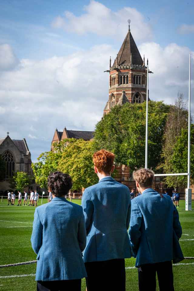 Rugby School - Schüler schauen bei einem Rugby Match zu Rugby School - Schüler schauen bei einem Rugby Match zu