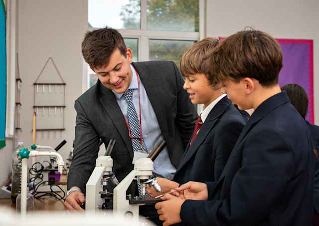 Bromsgrove School - Schüler mit Lehrer im naturwissenschaftlichen Unterricht Bromsgrove School - Schüler mit Lehrer im naturwissenschaftlichen Unterricht