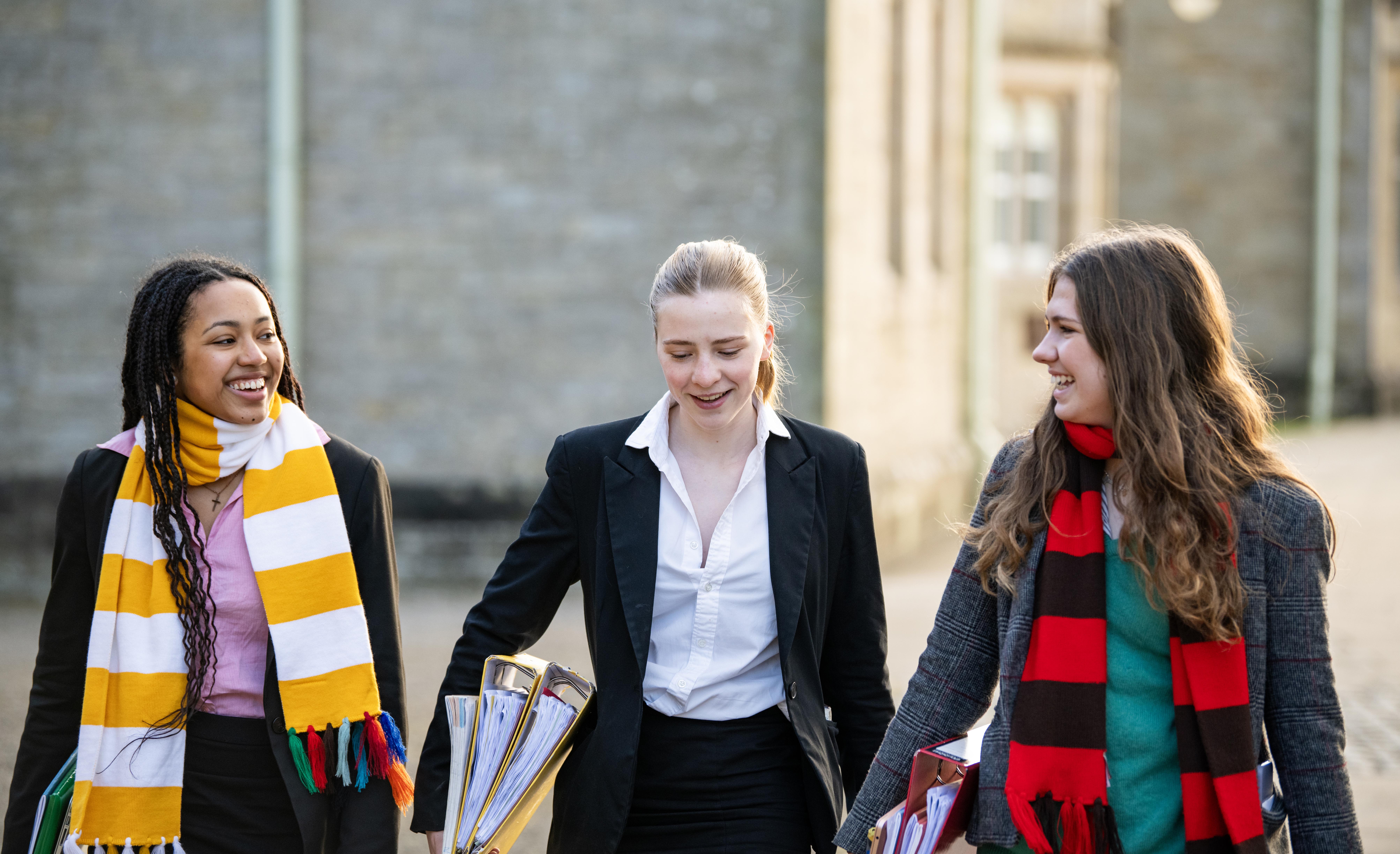 Sedbergh School - Schuelerinnen in Uniform mit Schulschals