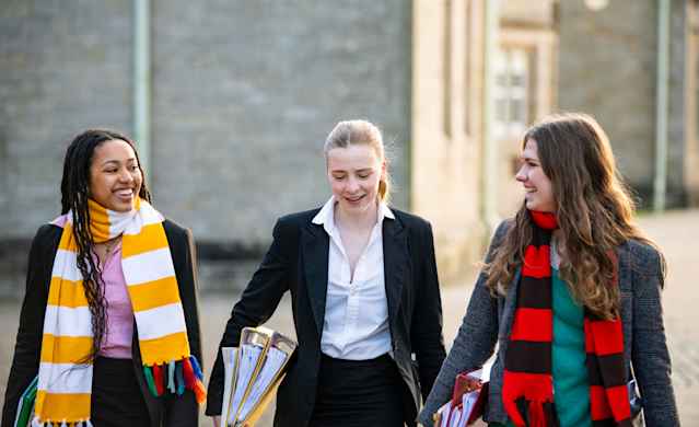 Sedbergh School - Schuelerinnen in Uniform mit Schulschals Sedbergh School - Schuelerinnen in Uniform mit Schulschals
