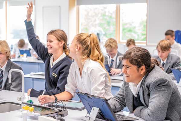 Ardingly College - Schülerin meldet sich im Naturwissenschaftsunterricht Ardingly College - Schülerin meldet sich im Naturwissenschaftsunterricht