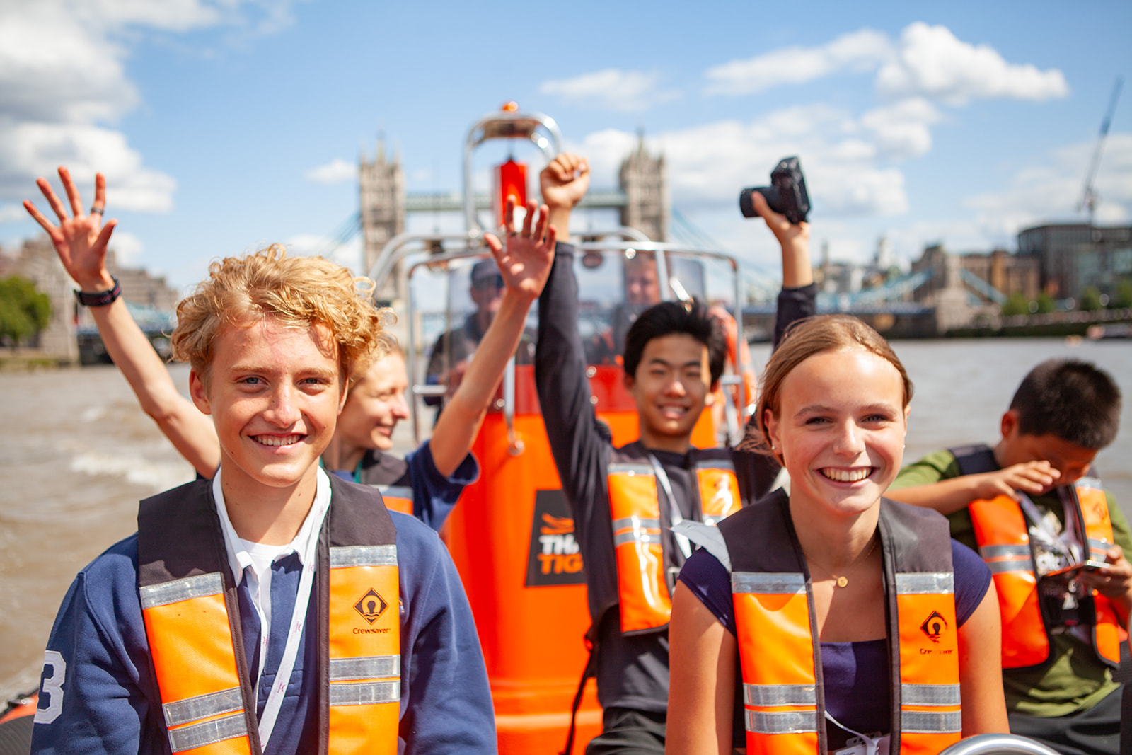 Haileybury International Summer School - SchuelerInnen im Boot auf der Themse vor der Tower Bridge