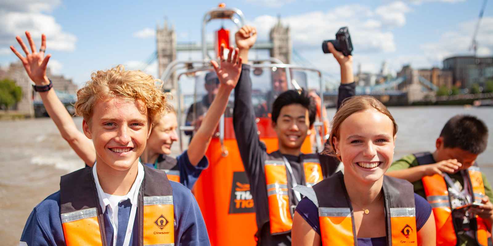 Haileybury International Summer School - SchuelerInnen im Boot auf der Themse vor der Tower Bridge Haileybury International Summer School - SchuelerInnen im Boot auf der Themse vor der Tower Bridge