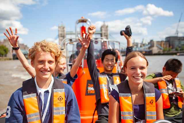 Haileybury International Summer School - SchuelerInnen im Boot auf der Themse vor der Tower Bridge Haileybury International Summer School - SchuelerInnen im Boot auf der Themse vor der Tower Bridge