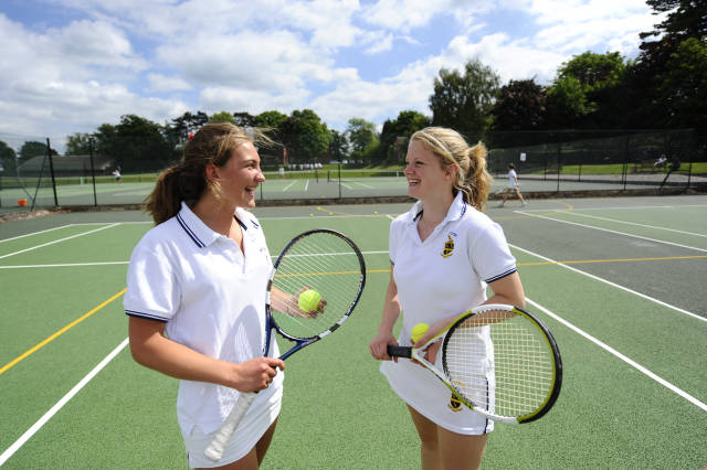 Repton School - Schülerinnen unterhalten sich auf dem Tennisplatz