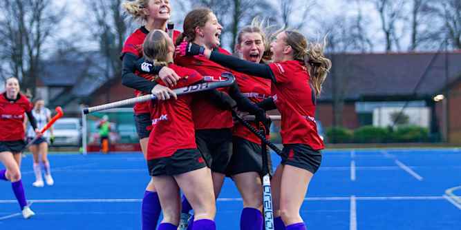 Oakham School - Hockey Spielerinnen feiern nach einem Tor Oakham School - Hockey Spielerinnen feiern nach einem Tor