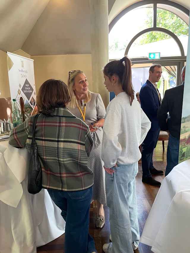 Stanford & Ackel Schulmesse im Seehaus 2025 - Internatsberaterin Dominique Franckenstein im Gespräch Stanford & Ackel Schulmesse im Seehaus 2025 - Internatsberaterin Dominique Franckenstein im Gespräch