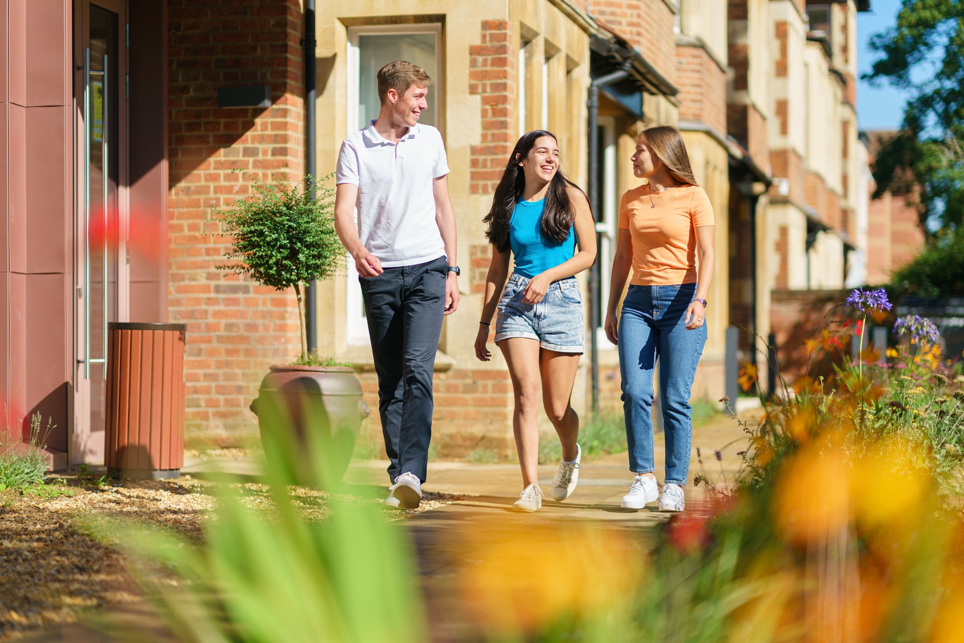 St Clare's Oxford Summer School - SchülerInnen spazieren auf dem Schulgelände