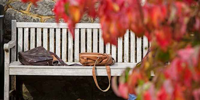 sevenoaks-summer-school-schulbank-mit-schultaschen sevenoaks-summer-school-schulbank-mit-schultaschen