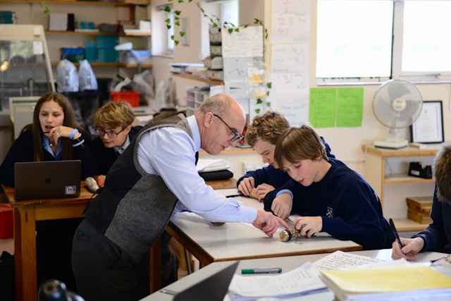 Framlingham College - Lehrer mit SchülerInnen während des Unterrichts Framlingham College - Lehrer mit SchülerInnen während des Unterrichts