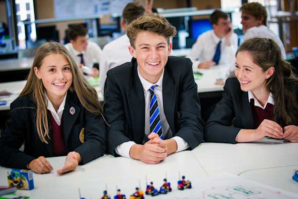 Oakham School - Schüler im Unterricht Oakham School ist ein energetisches und bodenständiges IB Internat in England, das hervorragende akademische Ergebnisse erzielt.