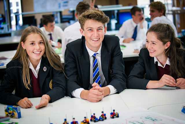 Oakham School - Schüler im Unterricht Oakham School ist ein energetisches und bodenständiges IB Internat in England, das hervorragende akademische Ergebnisse erzielt.