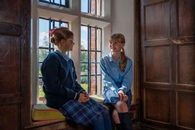 Framlingham College - Schülerinnen in Schuluniform Framlingham College - Schülerinnen in Schuluniform