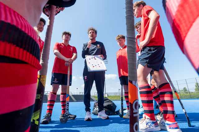Kent College Canterbury - Teambesprechung beim Jungen Hockey Kent College Canterbury - Teambesprechung beim Jungen Hockey