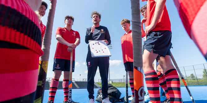 Kent College Canterbury - Teambesprechung beim Jungen Hockey Kent College Canterbury - Teambesprechung beim Jungen Hockey