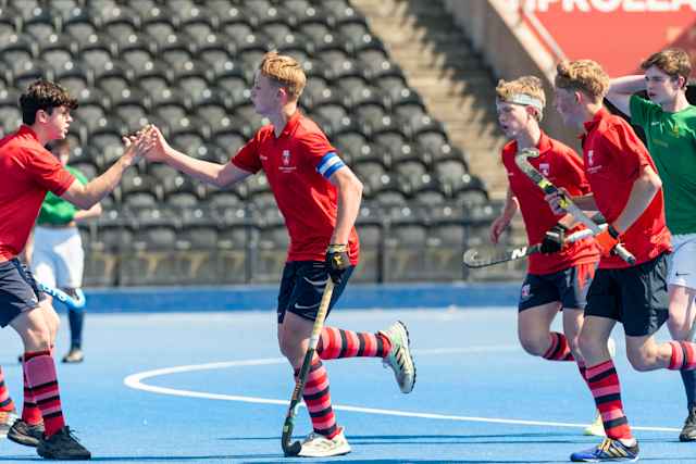 Kent College Canterbury - Hockeyspieler schlagen ein Kent College Canterbury - Hockeyspieler schlagen ein