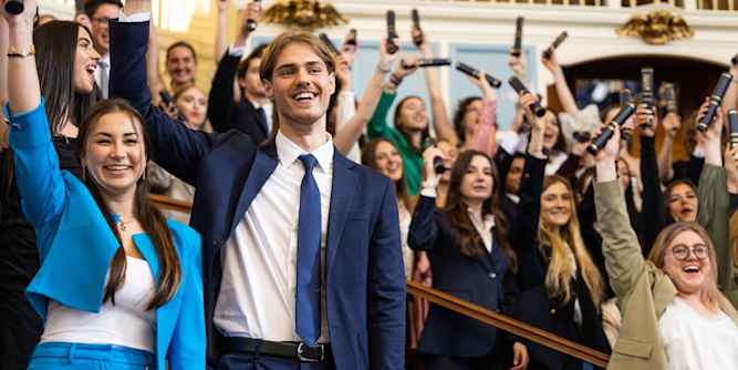 St Clare's, Oxford - Internationales Baccalaureate Abschlussfeier St Clare's, Oxford bei der IB Abschlussfeier. IB-Schüler und Schülerinnen halten freudig ihre IB-Diplomen in die Luft