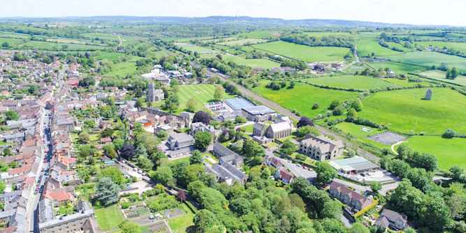 King's Bruton School - Luftaufnahme des Schulcampus King's Bruton School - Luftaufnahme des Schulcampus