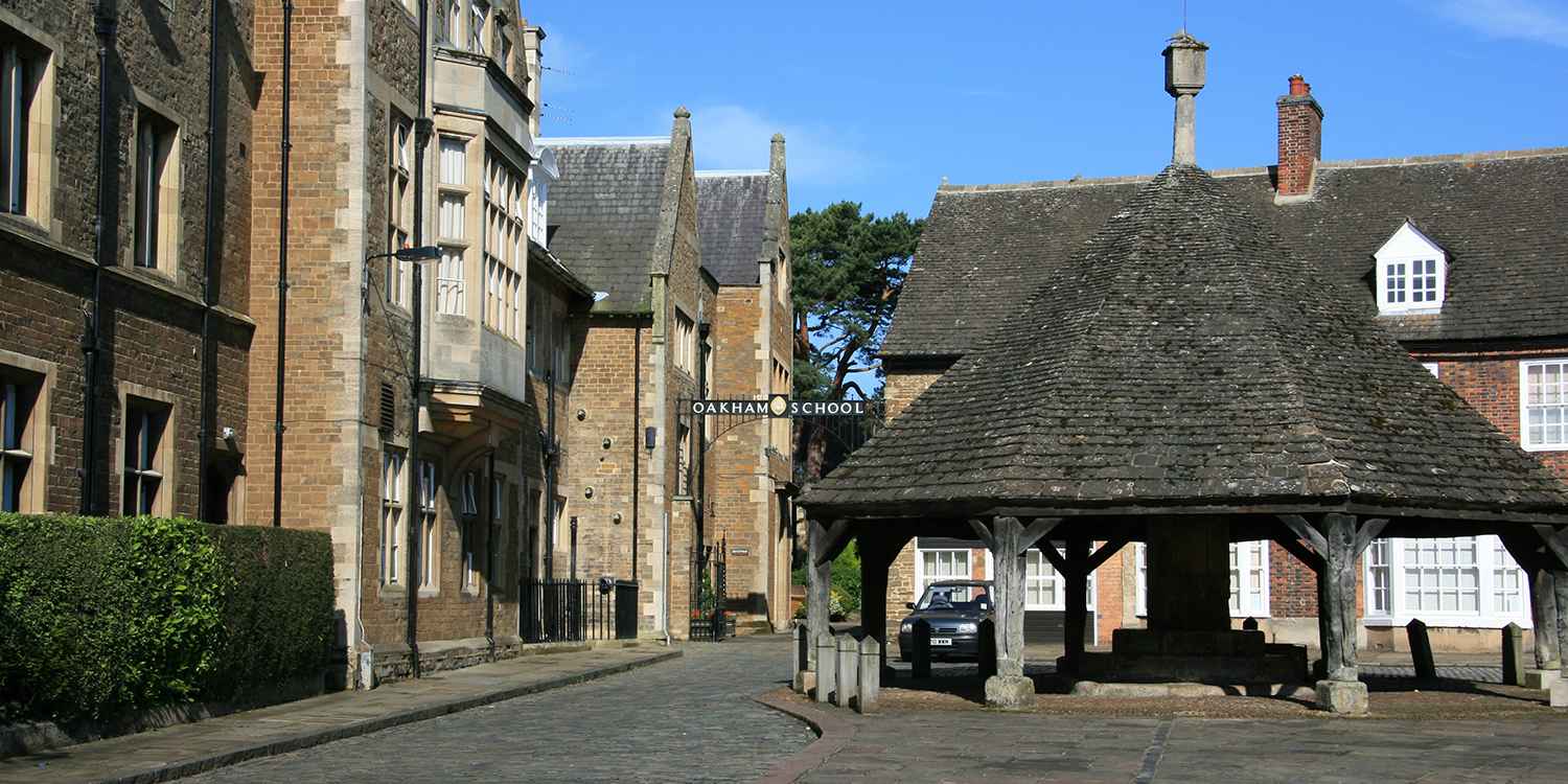 Oakham School - Campus und Dorf Oakham School ist ein energetisches und bodenständiges IB Internat in England, das hervorragende akademische Ergebnisse erzielt.