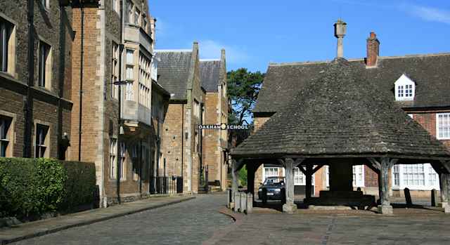 Oakham School - Campus and village Oakham School ist ein energetisches und bodenständiges IB Internat in England, das hervorragende akademische Ergebnisse erzielt.