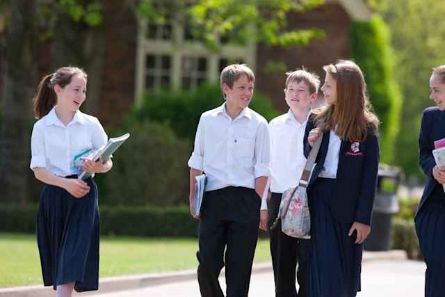 Denstone College - Schüler werden ermutigt ihre Möglichkeiten im und außerhalb des Klassenzimmers wahr zunehmen Denstone College - Schüler werden ermutigt ihre Möglichkeiten im und außerhalb des Klassenzimmers wahr zunehmen