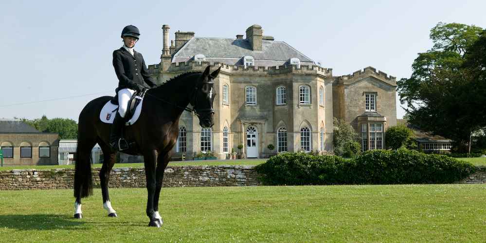 Stonar School - Reiter und Pferd vor dem Hauptgebäude Stonar School - Reiter und Pferd vor dem Hauptgebäude