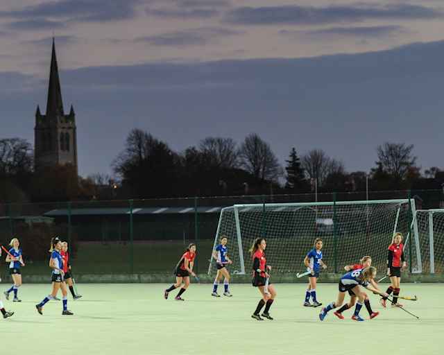 Oakham School Hockey Girl's Hockey Oakham School Internat mit erfolgreichen Hockey Teams.
Oakham School ist ein energetisches und bodenständiges IB Internat in England, das hervorragende akademische Ergebnisse erzielt.