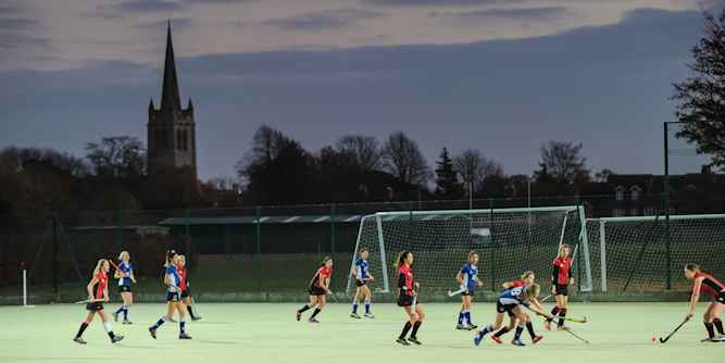 Oakham School Hockey Girl's Hockey Oakham School Internat mit erfolgreichen Hockey Teams.
Oakham School ist ein energetisches und bodenständiges IB Internat in England, das hervorragende akademische Ergebnisse erzielt.
