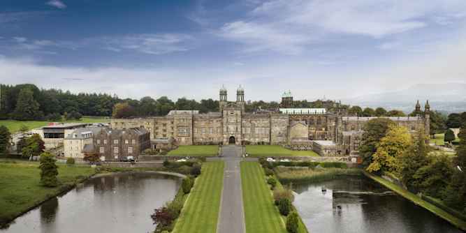 Stonyhurst College Stonyhurst College - Schulgebäude