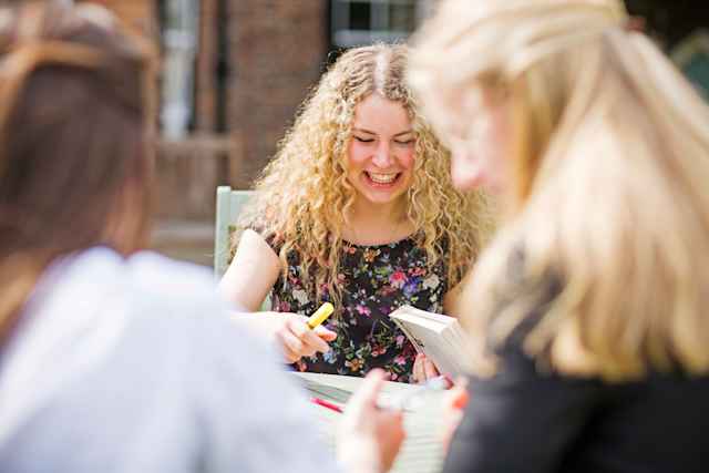 Sevenoaks Summer School - Schülergruppe beim Lernen Sevenoaks Summer School - Schülergruppe beim Lernen