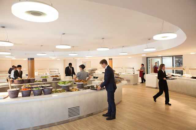 Bromsgrove School - SchülerInnen in der Schulmensa des IB Internats Bromsgrove School - SchülerInnen in der Schulmensa des IB Internats