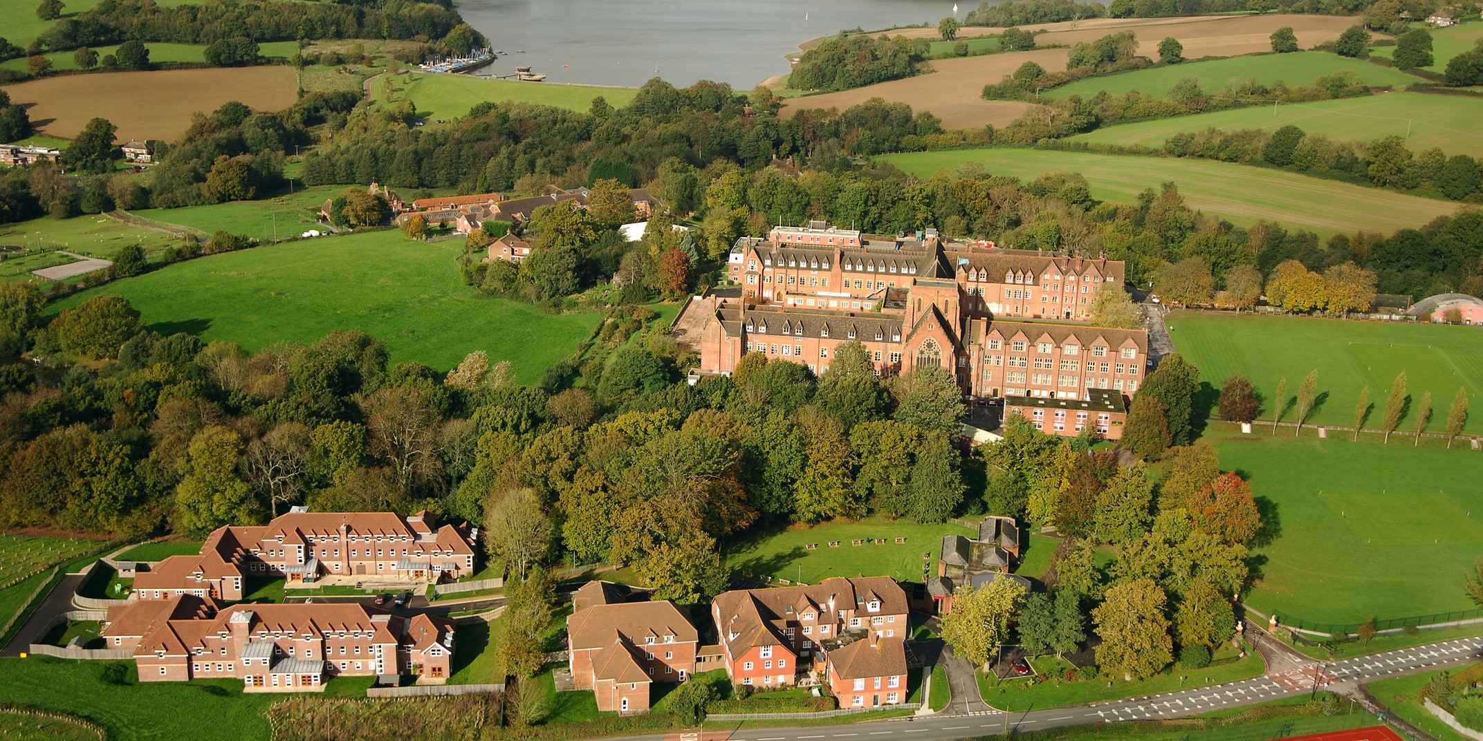 Ardingly College - Schulcampus und Schulgebäude von oben Ardingly College liegt auf einem wunderschönen Campus bei einem See.