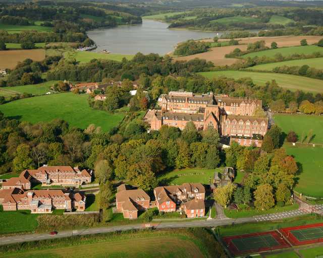 Ardingly College liegt auf einem wunderschönen Campus bei einem See.