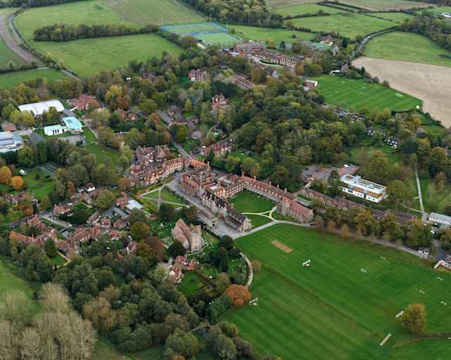Bradfield College - akademisch, außerschulisch als auch pastoral herausragend  Bradfield College - akademisch, außerschulisch als auch pastoral herausragend
