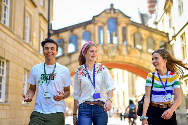 St Clare-s Summer School - Schüler vor der Oxford Bridge (Contentful)