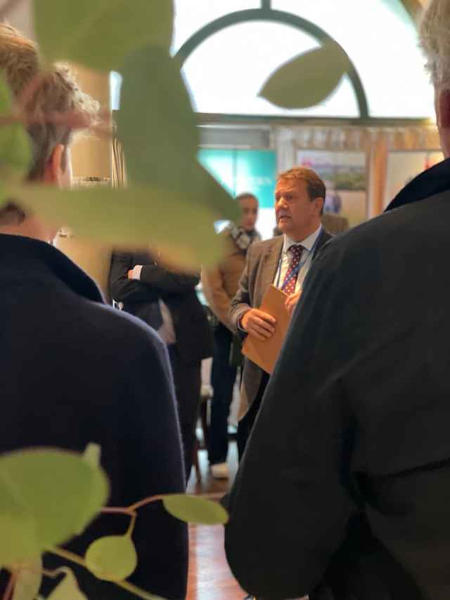 Stanford & Ackel Schulmesse im Seehaus 2025 - Berater und Tutor Tim Collins hält Kurzvortrag zum Thema Schulberatung, Internate & Summer Schools aus Großbritannien Stanford & Ackel Schulmesse im Seehaus 2025 - Berater und Tutor Tim Collins hält Kurzvortrag zum Thema Schulberatung, Internate & Summer Schools aus Großbritannien