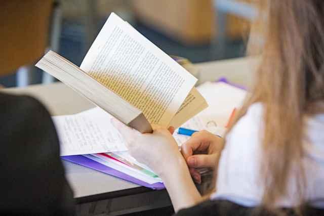 1-beratung-persönlich-sevenoaks-school-student-reading 1-beratung-persönlich-sevenoaks-school-student-reading