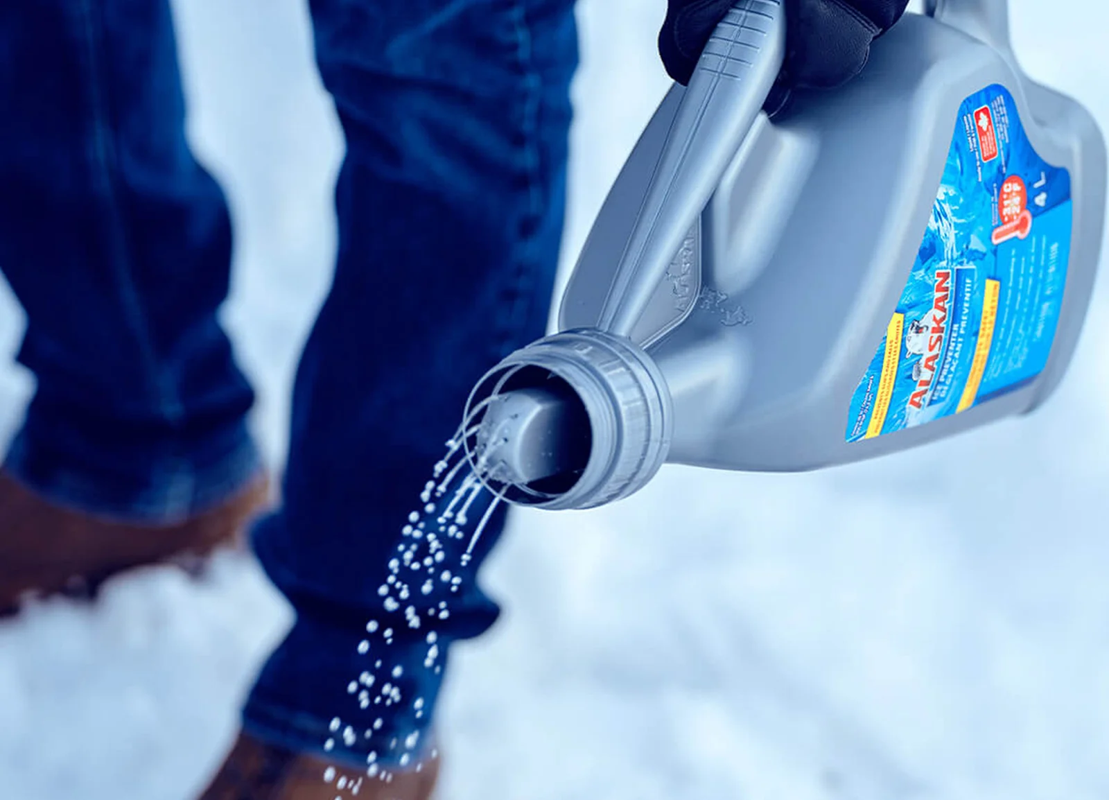 Quelqu'un répand du sel de déneigement
