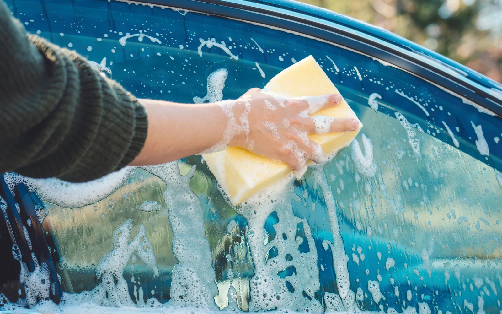 Quelqu'un nettoie la fenêtre de la voiture