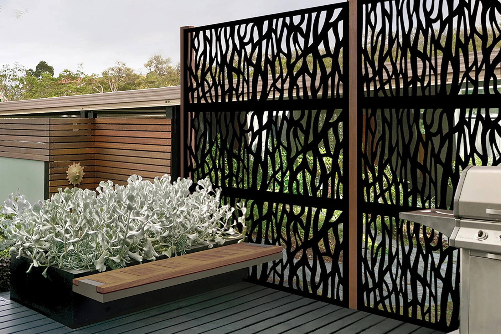 Une terrasse avec une clôture décorative