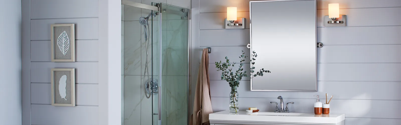 Comment bien nettoyer ses portes de douche en verre et ses miroirs